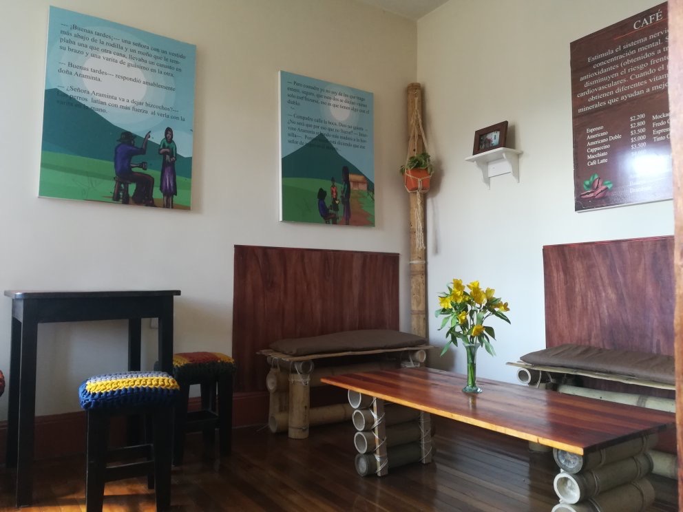 Veloo Chocolate Café and Maíz interior with bamboo-frame benches and illustrated walls